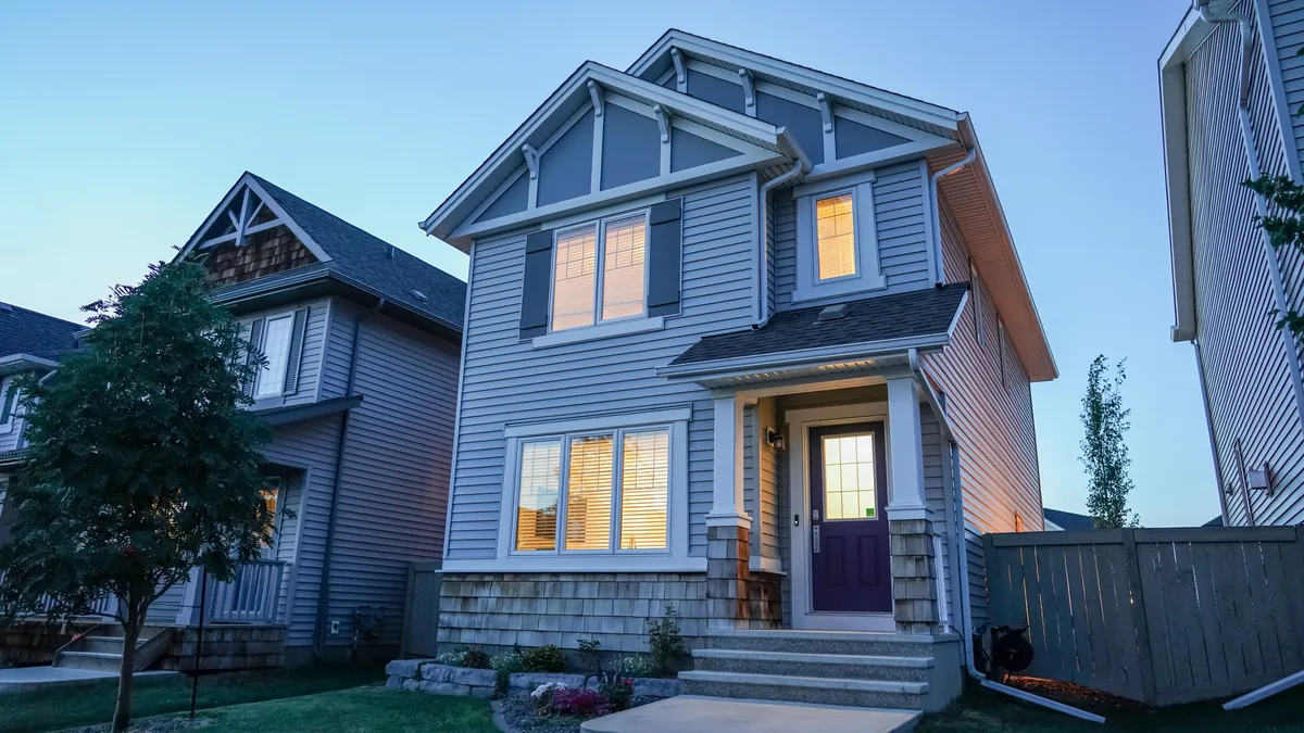 Mortgage Rates Cross 7% as Treasury Yields Hit 19-Year High